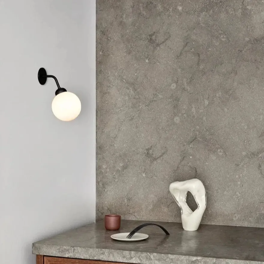 Nuura Apiales vegglampe - direkte montering - Svart/Opal
