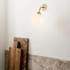 Nuura Apiales vegglampe - messing/Opal