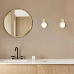 Nuura Apiales vegglampe - messing/Opal