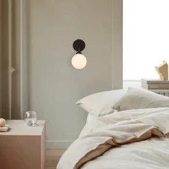 Nuura Apiales vegglampe - svart/Opal