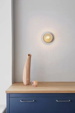 Nuura Liila 1 vegglampe/taklampe - medium - nordic gold / optikk